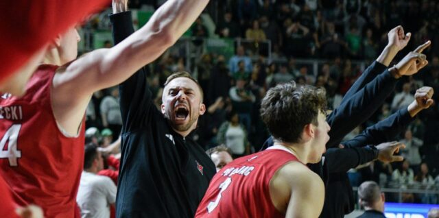 Tim basket Miami Ohio merayakan kemenangan tanpa kekalahan mereka