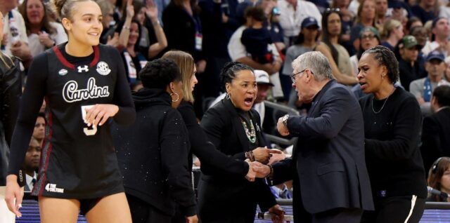 Dawn Staley dan Geno Auriemma dalam pertandingan basket wanita