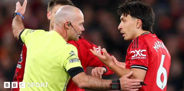 Lisandro Martinez menerima kartu merah dalam pertandingan Manchester United